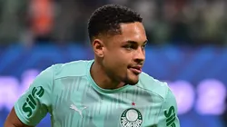 Vitor Roque no aquecimento da partida de ontem