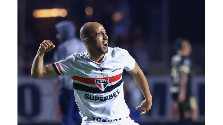 Lucas e Oscar devem voltar a atuar juntos contra a LDU. Foto: Marcello Zambrana/AGIF