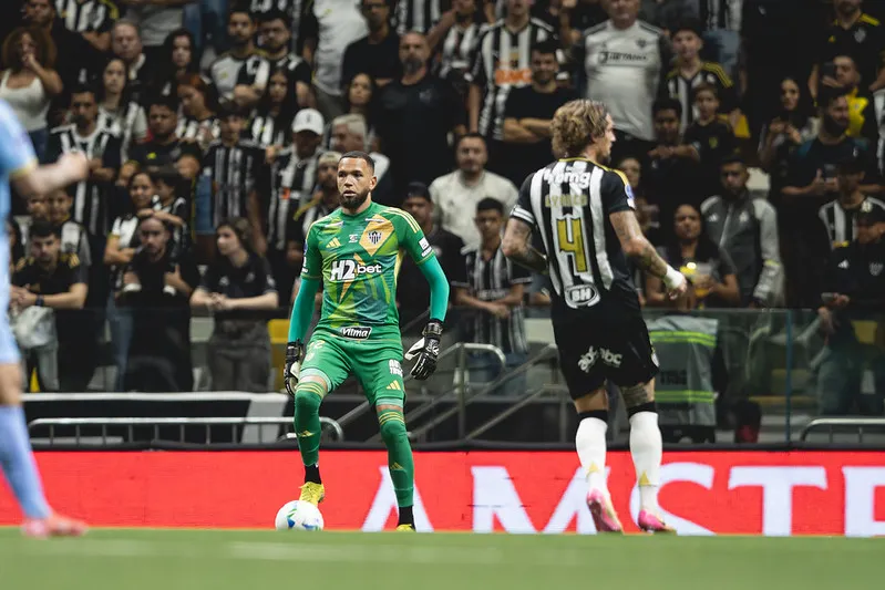 Goleiro espera volta da confiança no time após vaga nas semifinais (Foto: Pedro Souza / Atlético)