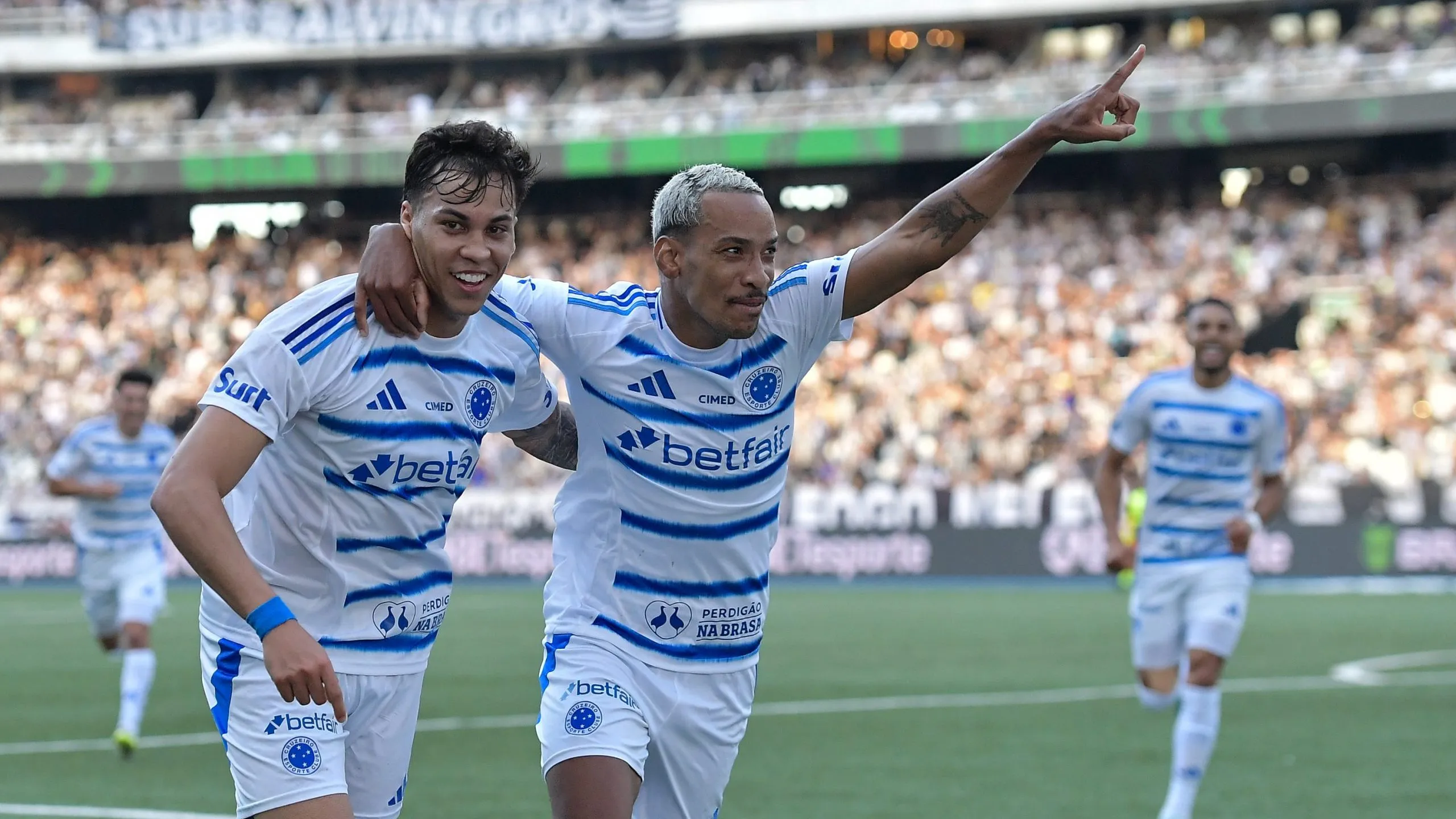 Matheus Pereira jogador do Botafogo comemora seu gol com Kaio Jorge jogador da sua equipe durante partida contra o Cruzeiro no estadio Engenhao pelo campeonato Brasileiro A 2025. Foto: Thiago Ribeiro/AGIF