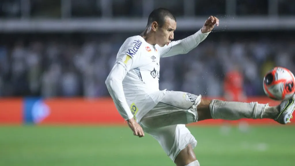 Foto: Reinaldo Campos/AGIF – Vinicius Lira durante jogo do Paulistão na Vila Belmiro.
