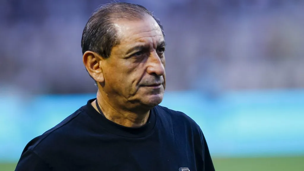 Ramón Díaz chegou no Colorado e vai ter que resolver a meiuca –  Foto: Marco Miatelo/AGIF