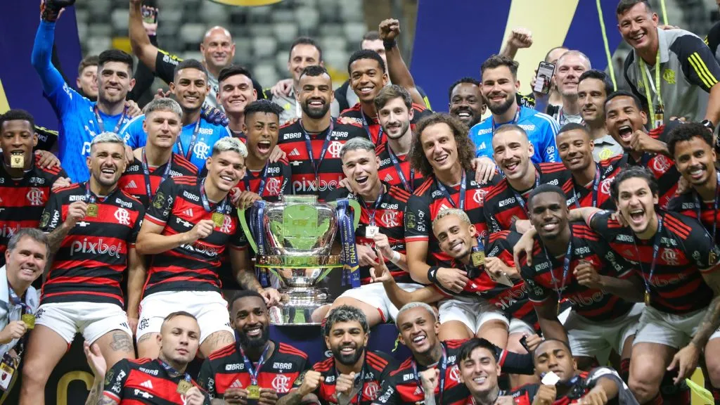 Jogadores do Flamengo comemoram o T[itulo de Campeao e levantam a taca da copa do Brasil ao final da partida contra o Atletico no estadio Arena MRV pelo campeonato Copa Do Brasil 2024. Foto: Gilson Lobo/AGIF