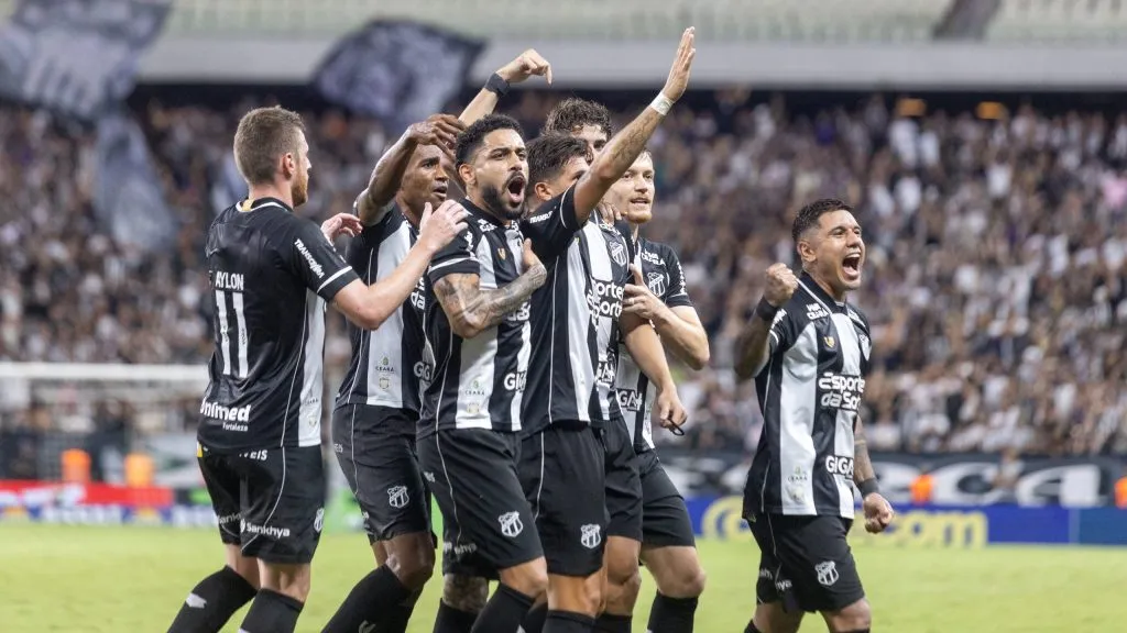 Pedro Raul jogador do Ceara comemora seu gol durante partida contra o Flamengo no estadio Arena Castelao pelo campeonato Brasileiro A 2025. Foto: Lucas Emanuel/AGIF