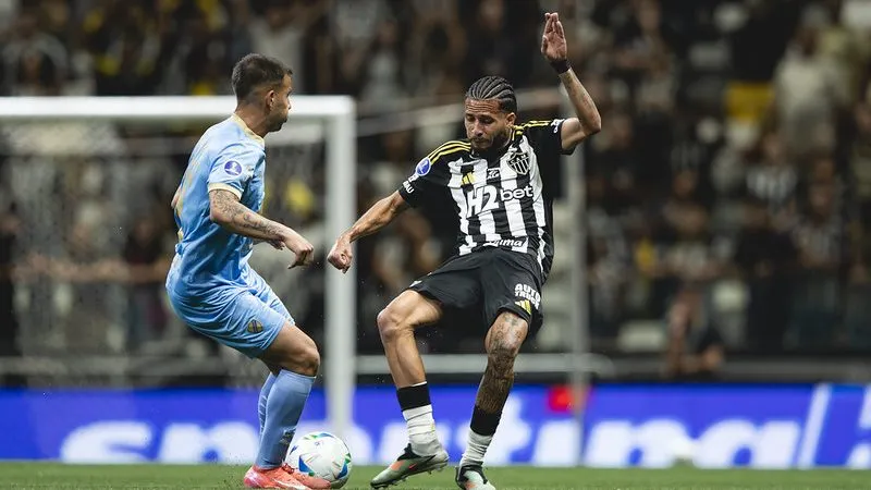 Alexsander sofre lesão contra o Bolívar. Fotos: Pedro Souza / Atlético