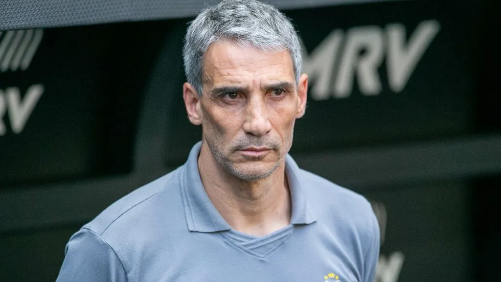 Juan Pablo Vojvoda tecnico do Santos durante partida contra o Atletico-MG no estadio Arena MRV pelo campeonato Brasileiro A 2025. Foto: Fernando Moreno/AGIF