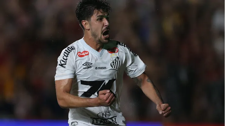 Joao Basso jogador do Santos durante a partida entre Sport e Santos no Estadio da Ilha do Retiro em Recife (PE), pelo campeonato brasileiro Serie A. Foto: Marlon Costa/AGIF
