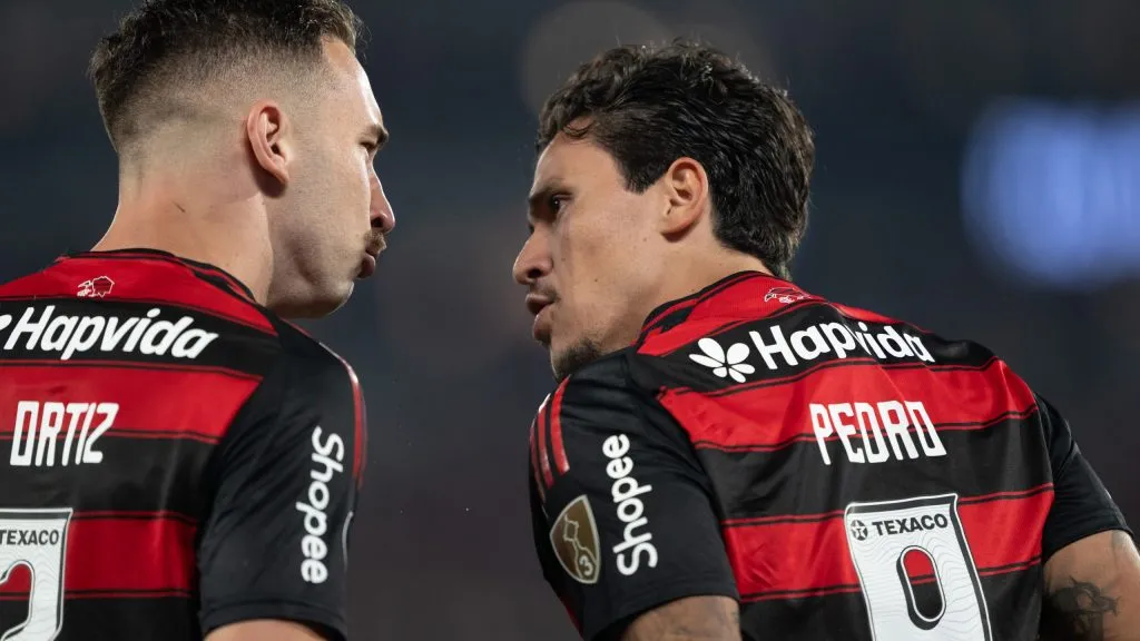 Pedro jogador do Flamengo comemora seu gol com Leo Ortiz jogador da sua equipe durante partida contra o Estudiantes no estadio Maracana pelo campeonato Copa Libertadores 2025. Foto: Jorge Rodrigues/AGIF