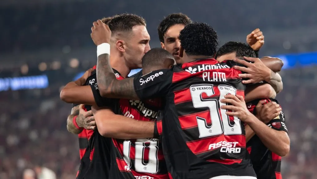 Varela jogador do Flamengo comemora seu gol com jogadores do seu time durante partida contra o Estudiantes no estadio Maracana pelo campeonato Copa Libertadores 2025. Foto: Jorge Rodrigues/AGIF