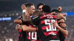 Varela jogador do Flamengo comemora seu gol com jogadores do seu time durante partida contra o Estudiantes no estadio Maracana pelo campeonato Copa Libertadores 2025. Foto: Jorge Rodrigues/AGIF
