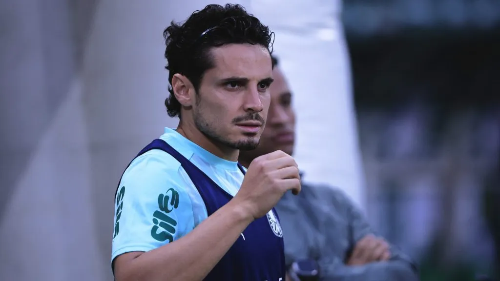 Raphael Veiga jogador do Palmeiras durante aquecimento antes da partida contra o Internacional no Allianz Parque pelo campeonato Brasileiro A 2025. Foto: Ettore Chiereguini/AGIF