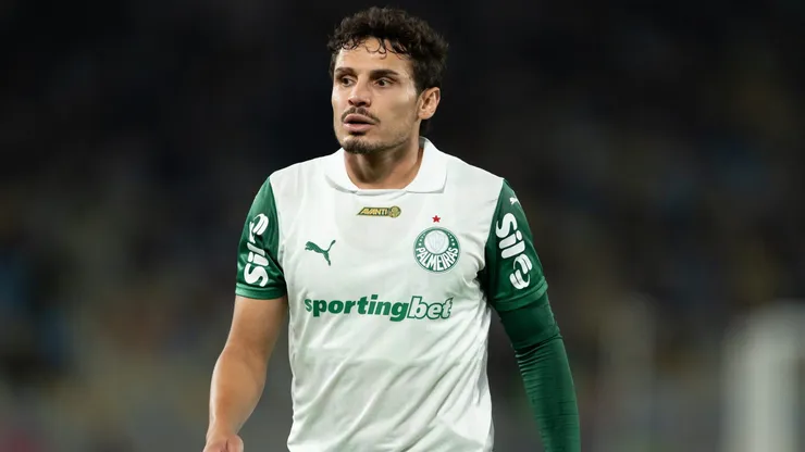 Raphael Veiga jogador do Palmeiras durante partida contra o Fluminense no estadio Maracana pelo campeonato Brasileiro A 2025. Foto: Jorge Rodrigues/AGIF