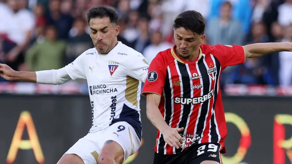 LDU e São Paulo pela Libertadores. (Photo by Franklin Jacome/Getty Images)