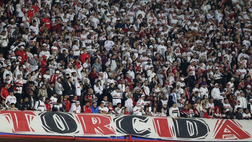 Torcida do São Paulo vai precisar comparecer na Vila Belmiro - Foto: Marlon Costa/AGIF.