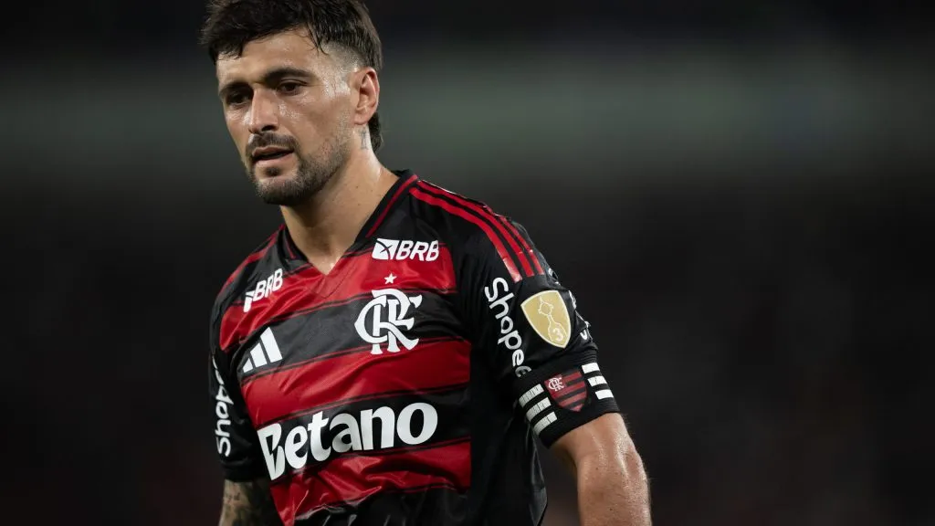 De Arrascaeta jogador do Flamengo durante partida contra o Estudiantes no estadio Maracana pelo campeonato Copa Libertadores 2025. Foto: Jorge Rodrigues/AGIF