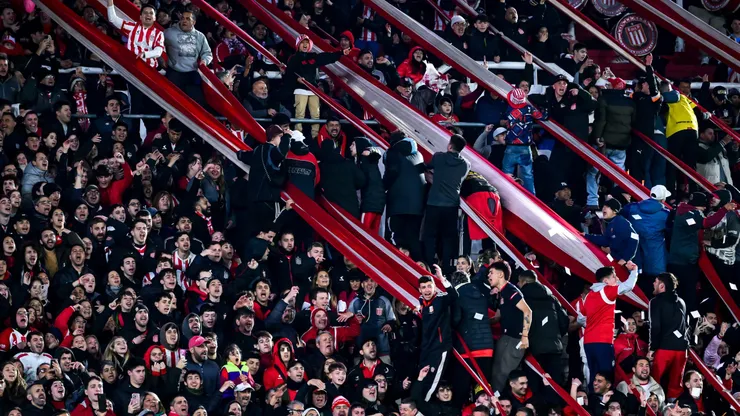 Torcida do Estudiantes. (Photo by Marcelo Endelli/Getty Images)