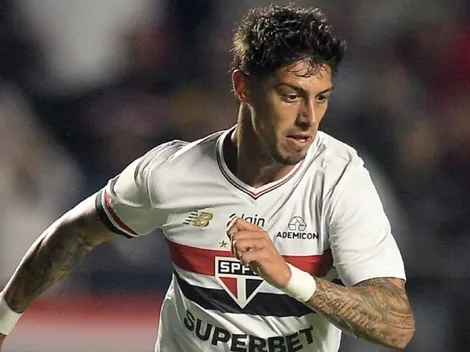 Rigoni acerta travessão e quase marca contra a LDU
