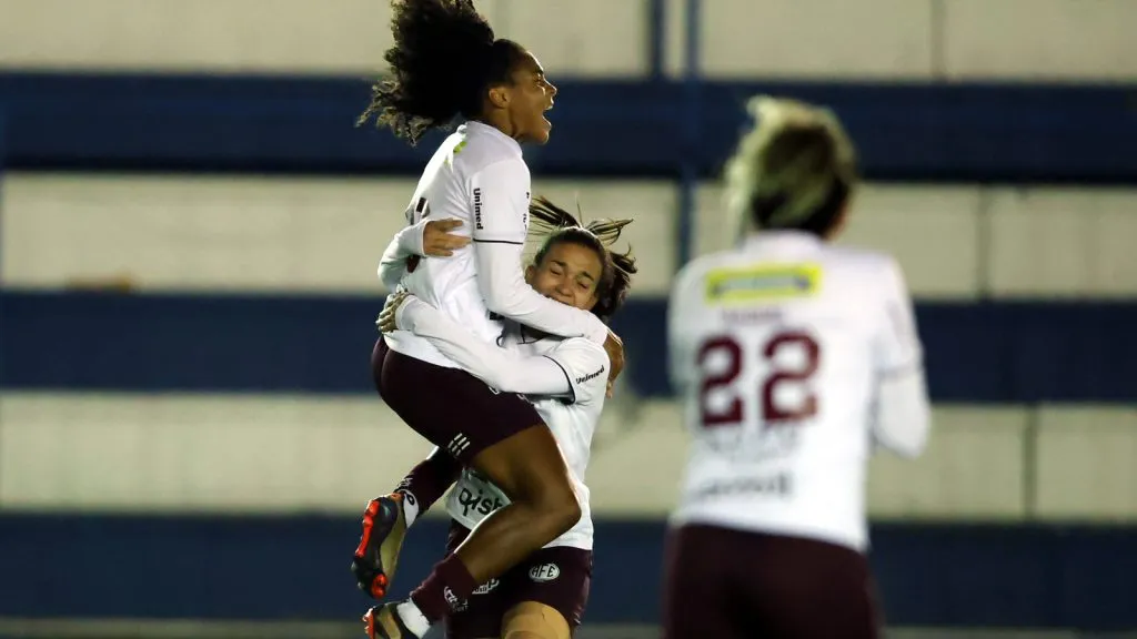 Atletas da Ferroviária celebram gol na Copa do Brasil Feminina