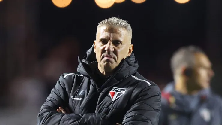 Crespo lamentando após resultado no Morumbis