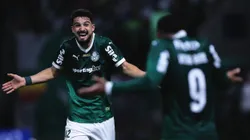 Dupla comemorando gol marcado durante sequência