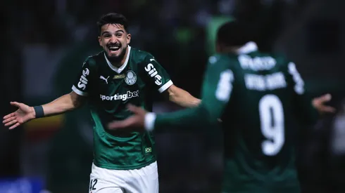 Dupla comemorando gol marcado durante sequência