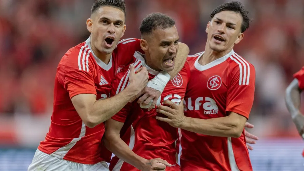 Alan Patrick jogador do Internacional comemora seu gol com jogadores do seu time durante partida contra o Gremio no estadio Beira-Rio pelo campeonato Brasileiro A 2025. Foto: Liamara Polli/AGIF