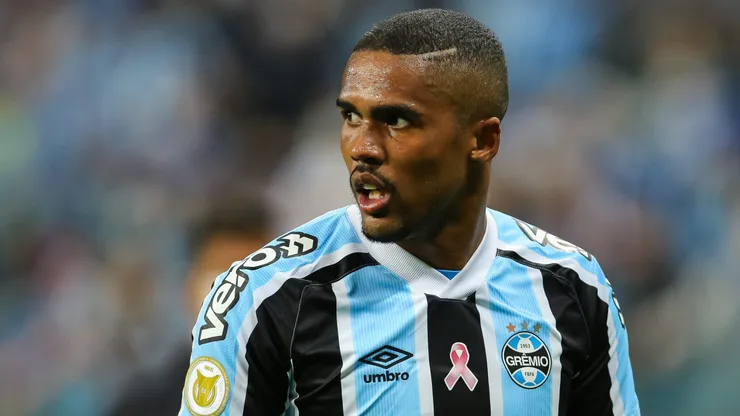 Douglas Costa está de olho em nova chance no Grêmio