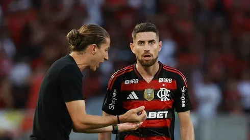 — Jorginho sendo orientado por Filipe Luís no Maracanã