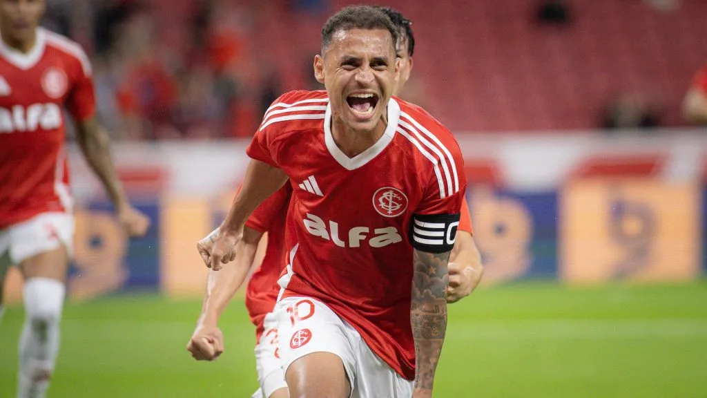 Alan Patrick jogador do Internacional comemora seu gol durante partida contra o Fortaleza no Beira-Rio. Foto: Maxi Franzoi/AGIF