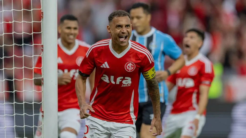 Alan Patrick comemorando seu gol durante partida contra o Gremio no Beira-Rio. Foto: Liamara Polli/AGIF