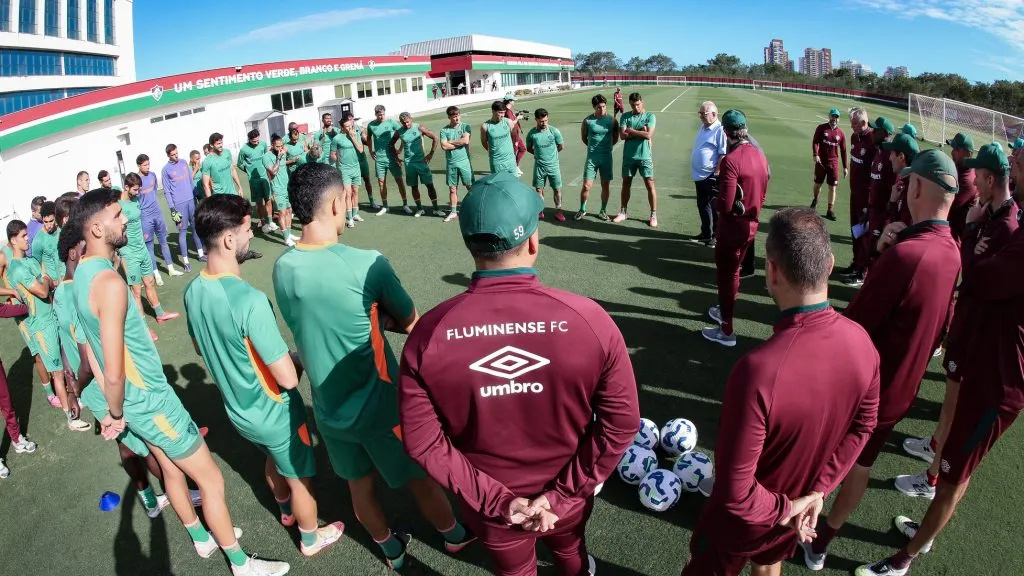 Zubeldía conversa com o elenco Tricolor no CT Carlos Castilho – (Foto: Marcelo Gonçalves / Fluminense FC)