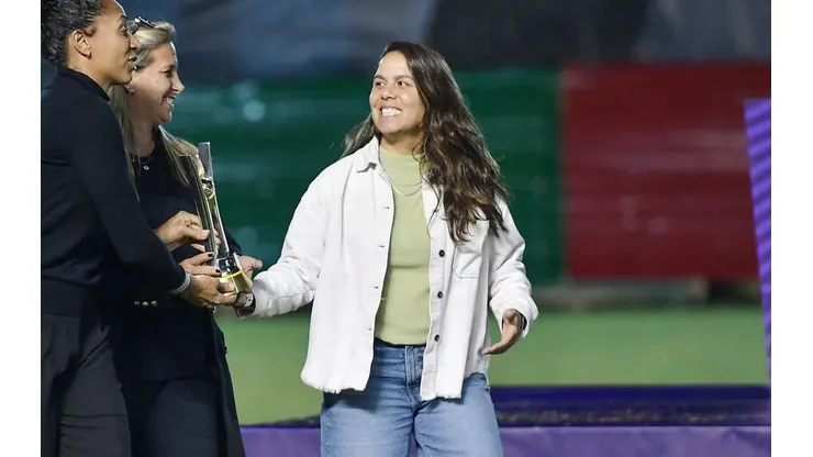 Camilla Orlando em premiação do Brasileirão Sub-20. Foto: Thiago Ribeiro/Staff Images Woman/CBF