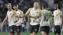 Puma Rodriguez jogador do Vasco comemora seu gol com jogadores do seu time durante partida contra o Bahia no estadio Sao Januario pelo campeonato Brasileiro A 2025. Foto: Thiago Ribeiro/AGIF