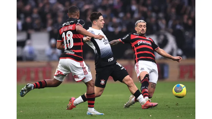 SP - SAO PAULO - 20/10/2024 - COPA DO BRASIL 2024, CORINTHIANS X FLAMENGO - Garro jogador do Corinthians disputa lance com De Arrascaeta jogador do Flamengo durante partida no estadio Arena Corinthians pelo campeonato Copa Do Brasil 2024. Foto: Ettore Chiereguini/AGIF