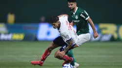 SP - SAO PAULO - 27/04/2025 - BRASILEIRO A 2025, PALMEIRAS X BAHIA - Flaco Lopez jogador do Palmeiras disputa lance com Ramos jogador do Bahia durante partida no estadio Arena Allianz Parque pelo campeonato Brasileiro A 2025. Foto: Ettore Chiereguini/AGIF