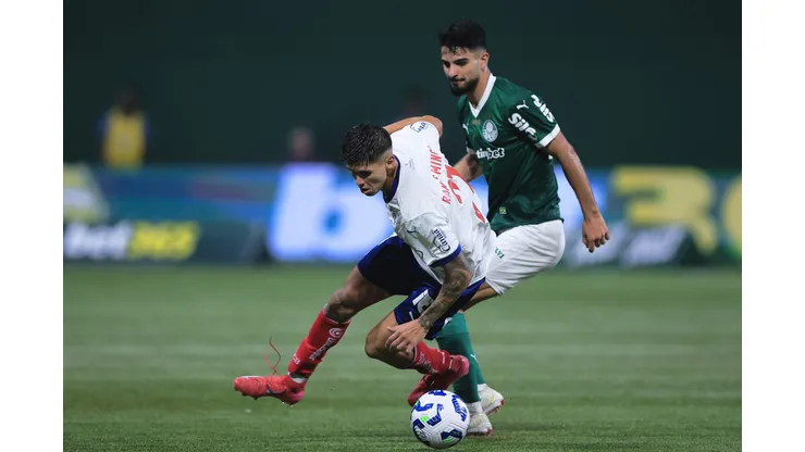 SP - SAO PAULO - 27/04/2025 - BRASILEIRO A 2025, PALMEIRAS X BAHIA - Flaco Lopez jogador do Palmeiras disputa lance com Ramos jogador do Bahia durante partida no estadio Arena Allianz Parque pelo campeonato Brasileiro A 2025. Foto: Ettore Chiereguini/AGIF