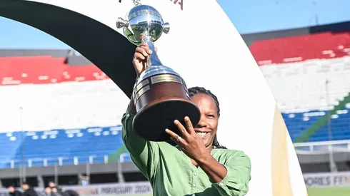 Formiga entregando a taça da competição. Foto: Staff Images Woman/CONMEBOL