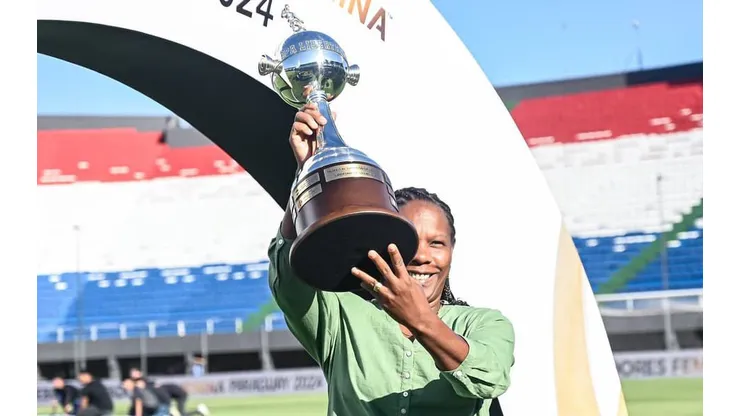 Formiga entregando a taça da competição. Foto: Staff Images Woman/CONMEBOL