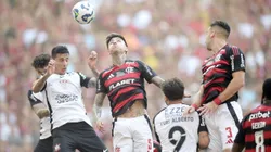 Pulgar, jogador do Flamengo, disputa lance com Breno Bidon jogador do Corinthians durante partida no estadio Maracana pelo campeonato Brasileiro A 2025. Foto: Alexandre Loureiro/AGIF