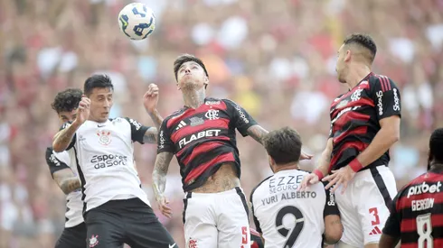 Pulgar, jogador do Flamengo, disputa lance com Breno Bidon jogador do Corinthians durante partida no estadio Maracana pelo campeonato Brasileiro A 2025. Foto: Alexandre Loureiro/AGIF