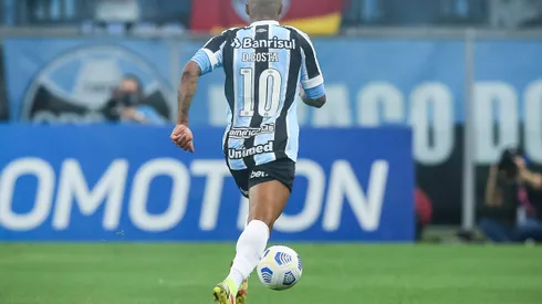 RS - Porto Alegre - 09/12/2021 - BRASILEIRO A 2021, GREMIO X ATLETICO-MG - Douglas Costa jogador do Gremio durante partida contra o Atletico-MG no estadio Arena do Gremio pelo campeonato Brasileiro A 2021. Foto: Pedro H. Tesch/AGIF