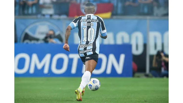 RS - Porto Alegre - 09/12/2021 - BRASILEIRO A 2021, GREMIO X ATLETICO-MG - Douglas Costa jogador do Gremio durante partida contra o Atletico-MG no estadio Arena do Gremio pelo campeonato Brasileiro A 2021. Foto: Pedro H. Tesch/AGIF