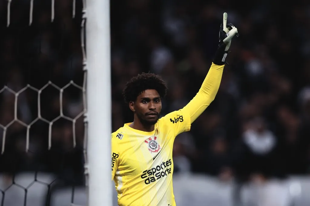 SP – SAO PAULO – 10/09/2025 – COPA DO BRASIL 2025, CORINTHIANS X ATHLETICO-PR – Hugo Souza goleiro do Corinthians comemora sua defesa durante partida contra o Athletico-PR no estadio Arena Corinthians pelo campeonato Copa Do Brasil 2025. Foto: Ettore Chiereguini/AGIF