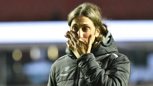 SP – SAO PAULO – 12/06/2025 – BRASILEIRO A 2025, SAO PAULO X VASCO -Luis Zubeldia tecnico do Sao Paulo deixa o campo apos partida contra o Vasco no estadio Morumbi pelo campeonato Brasileiro A 2025. Foto: Jota Erre/AGIF