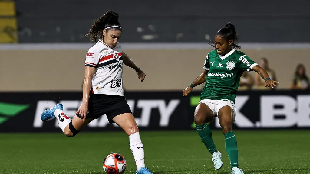 Jogadoras do Palmeiras e São Paulo em campo pelo Paulistão