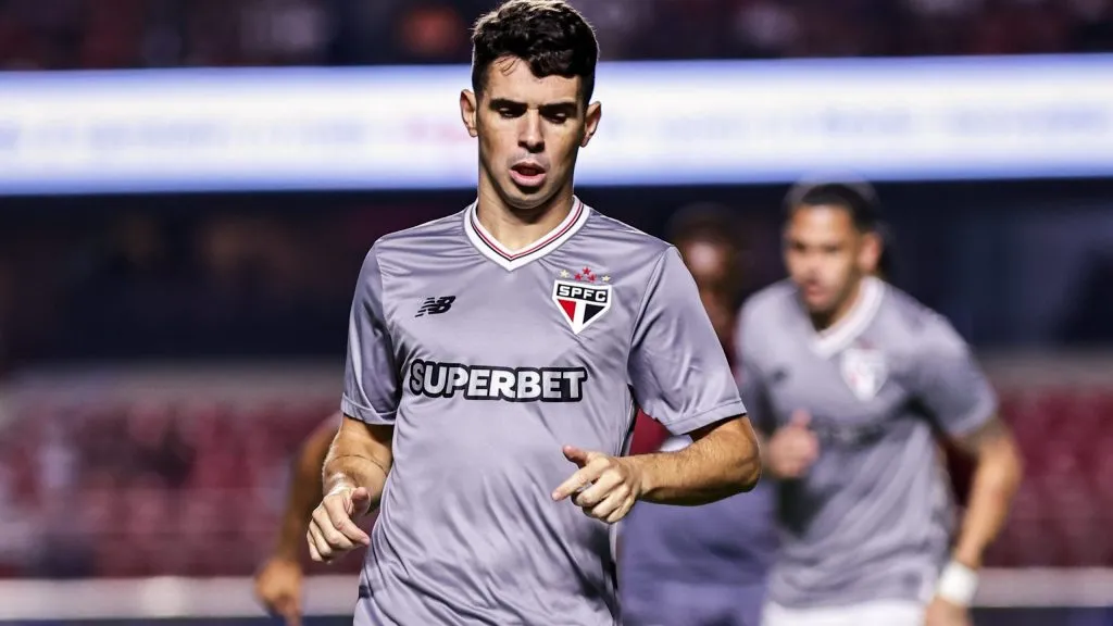 Oscar jogador do Sao Paulo durante aquecimento antes da partida contra o Mirassol no estadio Morumbi pelo campeonato Brasileiro A 2025. Foto: Fabio Giannelli/AGIF