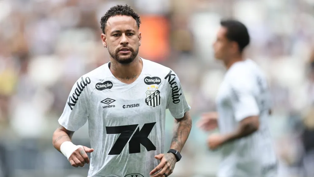 Neymar jogador do Santos durante aquecimento antes da partida contra o Atletico-MG no estadio Arena MRV pelo campeonato Brasileiro A 2025. Foto: Gilson Lobo/AGIF