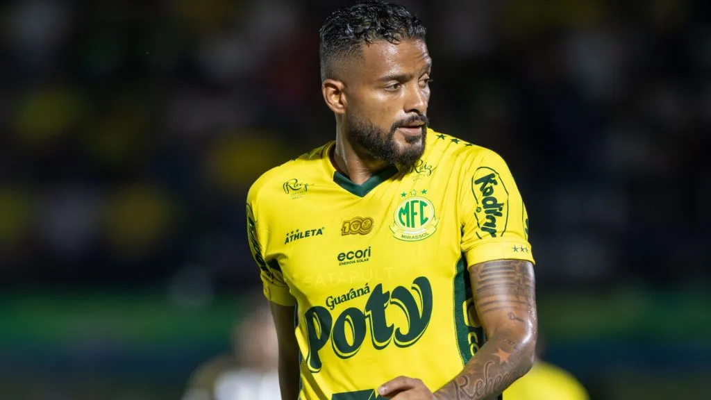 Reinaldo em ação pelo Mirassol em partida válida pelo Campeonato Brasileiro – Foto: Joisel Amaral/AGIF