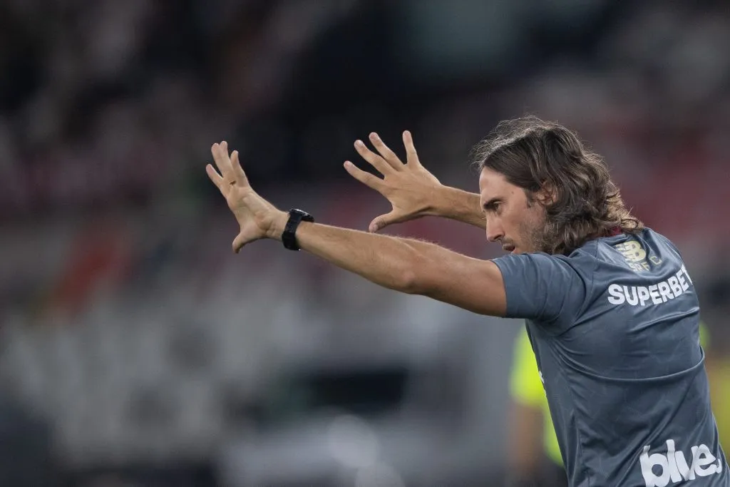 Luis Zubeldia tecnico do Sao Paulo durante partida contra o Botafogo no estadio Engenhao pelo campeonato Brasileiro A 2025. Foto: Thiago Ribeiro/AGIF