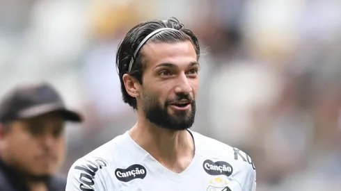 Lautaro Díaz durante partida do Peixe na Arena MRV